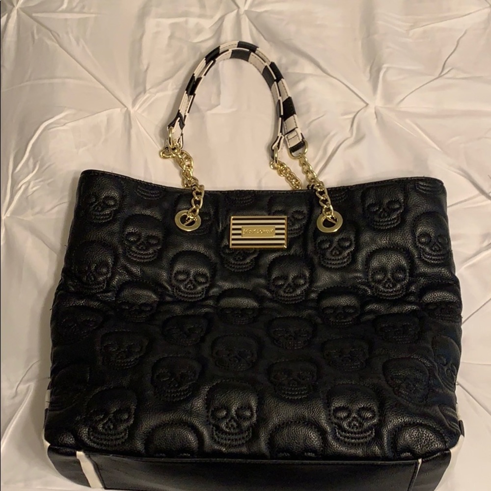 Betsey Johnson skull print purse